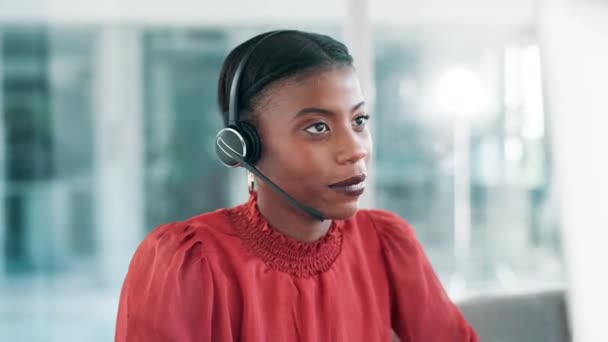 コミュニケーション Crmサービスのためのオフィスのコールセンター カスタマーサポート 黒人女性 コンタクト コンサルティングのためのヘッドセットを持つテレマーケティング ネットワーキング ビジネスパーソン — ストック動画