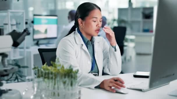 Ciencia Estrés Mujer Con Plantas Investigación Burnout Laboratorio Ingeniería Médica — Vídeo de stock