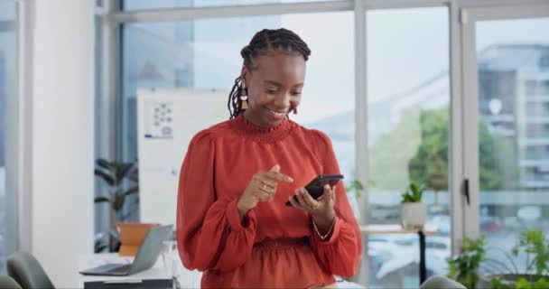 ビジネス 幸せな黒人女性は オフィスでオンラインソーシャルメディアアプリで面白い電子メールを読んでいます スマートフォン プロフェッショナル インターネット上のコメディで笑い ミームと金融アナリストのスクロールウェブサイト — ストック動画