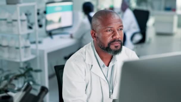 Ciencia Laboratorio Hombre Negro Con Computadora Pensamiento Investigación Sobre Informe — Vídeos de Stock
