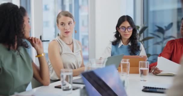 Επιχειρήσεις Γυναίκες Και Συνεργασία Έγγραφα Συνάντηση Για Ανάλυση Δεδομένων Οικονομική — Αρχείο Βίντεο