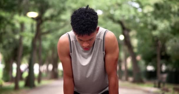 Unavený Přestávka Portrét Muže Fitness Přírodě Pro Sport Cvičení Trénink — Stock video