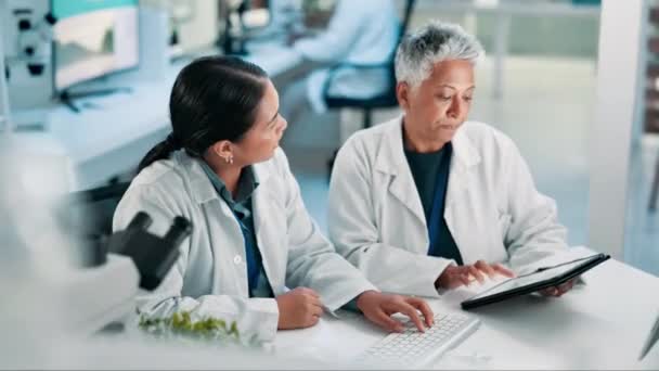 Vědci Tablety Ženy Laboratoři Pro Spolupráci Diskusi Vývoji Medicínských Inovací — Stock video