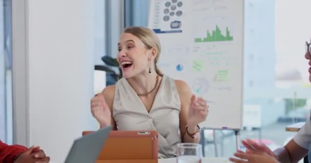 Businesswomen High Five Aplausos Para Trabajo Equipo Corporativo Con Gráficos — Vídeos de Stock