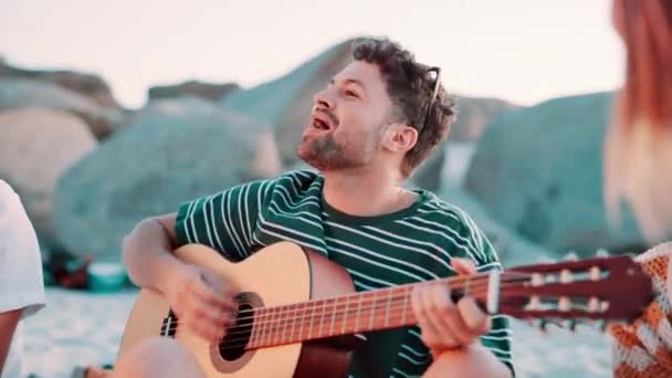 Gitarre Männergesang Und Freunde Entspannen Strand Musiker Und Studentengruppe Den — Stockvideo
