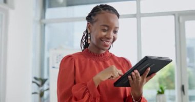 Siyahi kadın, ofis ve kahkahalarla sosyal medya tableti veya bilgi, eğlence ve halkla ilişkiler eğilimleri paylaşımı. Kadın, iş ve eğlence videosu için internete ara verildiğinde mutlu..