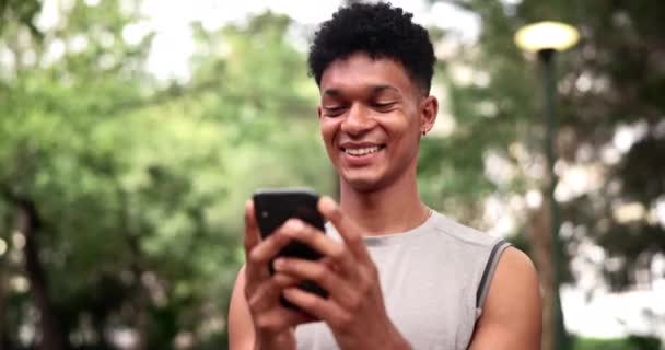 Happy Telefon Spor Adamı Sosyal Medya Sohbet Mekan Araması Yapan — Stok video