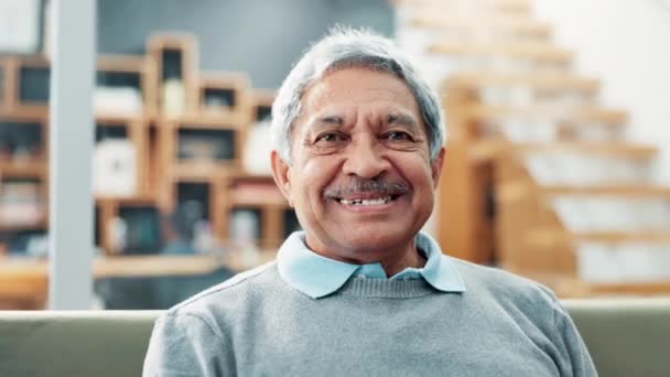 Счастье Смех Лицо Пожилого Человека Диване Расслабления Улыбки Отдыха Дома — стоковое видео