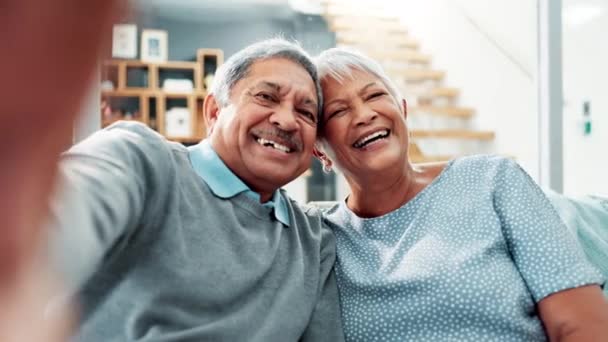 Ζευγάρι Ηλικιωμένων Πρόσωπο Και Selfie Στον Καναπέ Χαμόγελο Για Μνήμη — Αρχείο Βίντεο