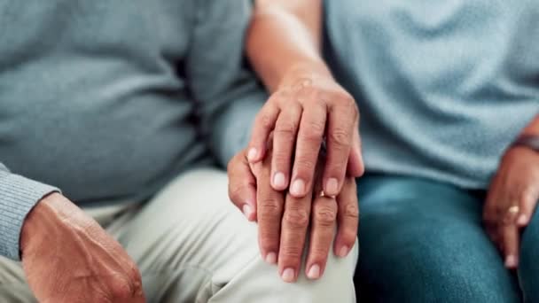 Miłość Trzymanie Się Ręce Para Seniorów Sofie Wraz Wsparciem Komfortem — Wideo stockowe