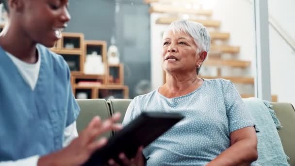 Cuidado Personas Mayores Tableta Anciana Sofá Con Enfermera Asesoramiento Consulta — Vídeos de Stock