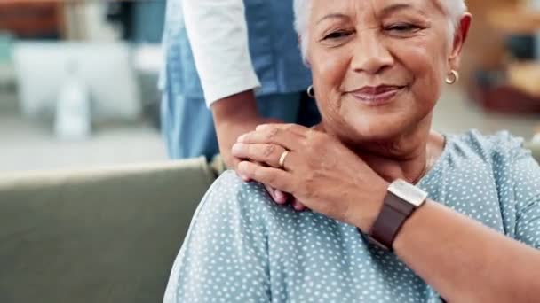 Starsza Kobieta Pielęgniarka Wsparcie Dłoni Dla Konsultacji Lekarskich Emeryturze Dla — Wideo stockowe