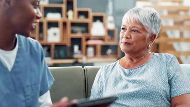 Altenpflege Tablet Und Alte Frau Auf Der Couch Mit Krankenschwester — Stockvideo