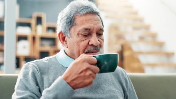 Szczęśliwy Kawa Starszy Mężczyzna Kanapie Picia Kofeiny Gorący Napój Herbata — Wideo stockowe