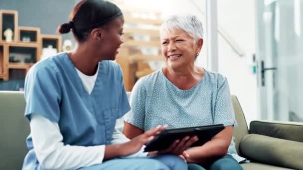 Ανώτερη Φροντίδα Tablet Και Ηλικιωμένη Γυναίκα Στον Καναπέ Φροντιστή Συμβουλές — Αρχείο Βίντεο
