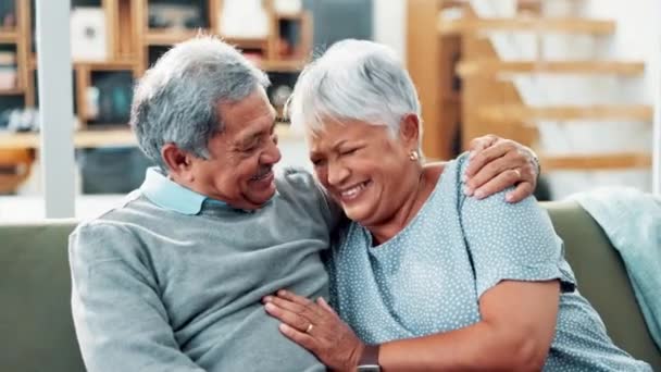 シニアカップル 抱擁し 絆を持つ面白い記憶のための会話とソファーで笑う 高齢者女性と抱擁で幸せ 接続と自宅でのコミックチャットで覚えています — ストック動画