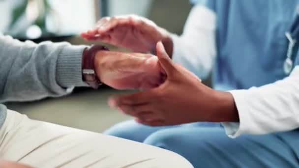 Person Krankenschwester Und Händchenhalten Zur Beratung Oder Diagnose Führt Gesundheitsversorgung — Stockvideo