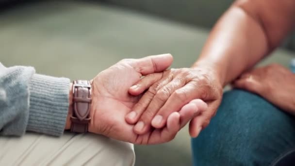 Opieka Trzymanie Się Ręce Para Seniorów Salonie Razem Miłością Komfortem — Wideo stockowe