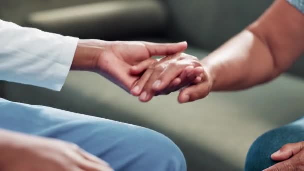 Pacient Zdravotní Sestra Držící Ruce Pro Lékařskou Podporu Nebo Diagnózu — Stock video