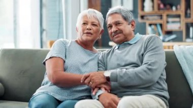 Evlilik, bağlılık ya da destek için kanepeye kurulmuş yaşlı, çift ve psikolog terapisi. Erkek, kadın ve danışman tavsiyesi ya da ilişki, emeklilik ya da rahatlık hakkında konuşmak.