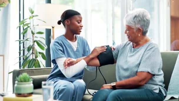 Mujer Anciana Enfermera Consulta Presión Arterial Para Bienestar Cardiológico Para — Vídeo de stock