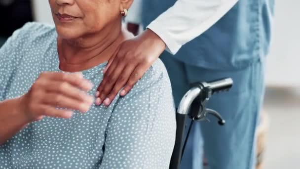 Oudere Vrouw Handen Verpleegster Met Ondersteuning Voor Gezondheidszorg Empathie Vertrouwen — Stockvideo