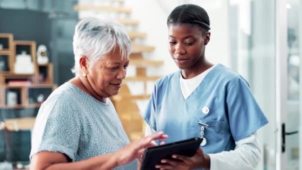 Idosa Enfermeira Tablet Comunicação Rindo Para Consulta Resulta Aposentadoria Engraçado — Vídeo de Stock
