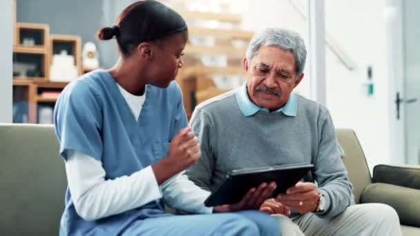 Altenpflege Tablet Und Alter Mann Auf Der Couch Mit Krankenschwester — Stockvideo