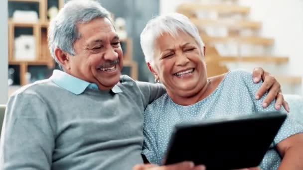 老夫妇 抱着和平板在沙发上阅读有趣的记忆与爱 关心和与应用程序的结合 老年妇女 在触摸屏上快乐 在家里边打转边聊天 — 图库视频影像