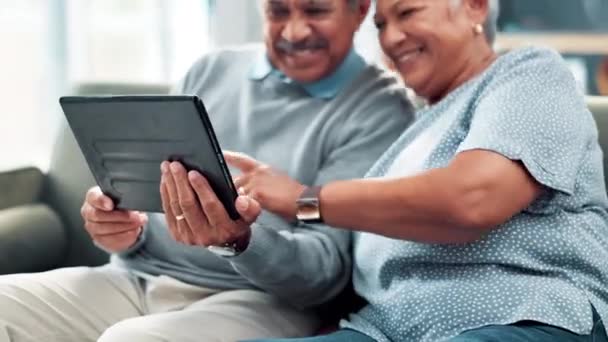Tablet Sofa Senior Par Med Meme Sociale Medier Spil Med – Stock-video