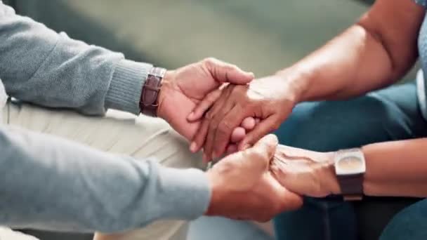 Poradenství Držení Ruce Starší Pár Obývacím Pokoji Spolu Láskou Pohodlím — Stock video