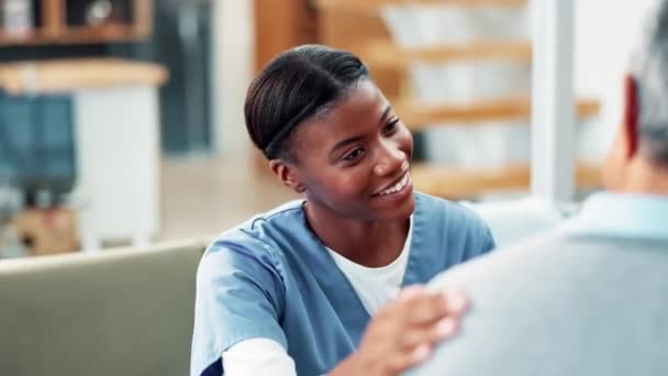 Ευτυχισμένη Γυναίκα Νοσοκόμα Και Ακούει Τον Ασθενή Για Υποστήριξη Εμπιστοσύνη — Αρχείο Βίντεο