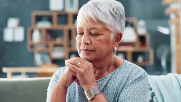 Ancianos Mujeres Pensamientos Afligidos Casa Nostalgia Por Depresión Solitaria Salud — Vídeos de Stock