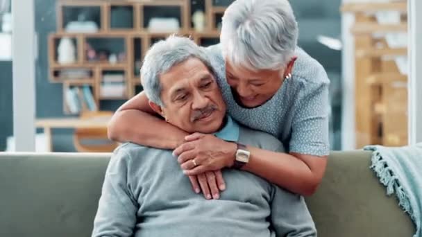 Starsza Para Uścisk Miłość Kanapie Dla Małżeństwa Wsparcie Lub Szczęśliwe — Wideo stockowe