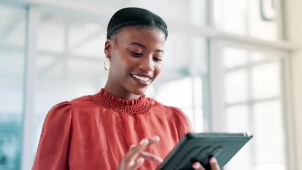 Mujer Negra Escribiendo Navegando Con Tablet Oficina Para Comunicación Investigación — Vídeos de Stock