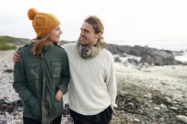 Walking Kjærlighet Par Ved Havet Vinteren Bonding Romantisk Forhold Slappe – stockfoto