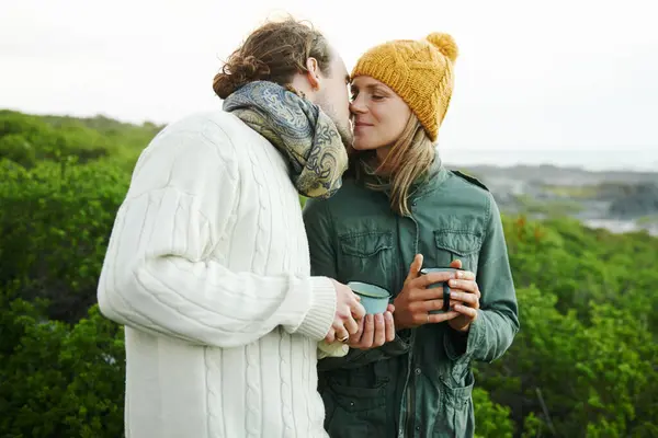 または冬のハイキングのための冒険で自然の中でキス カップルとコーヒーを飲む トレッキング 田舎で屋外ティーカップと男と女性 愛とロマンス — ストック写真