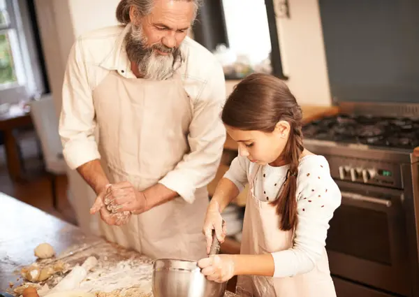 Menina Criança Avô Com Assar Cozinha Para Cozinhar Biscoitos Ensino — Fotografia de Stock