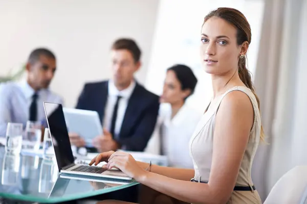 Geschäftsfrau Denken Und Büro Mit Laptop Unternehmensumfeld Mit Online Technologie — Stockfoto