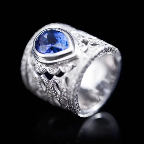 Edelsteen Zilver Ring Een Zwarte Achtergrond Van Luxe Duur Cadeau — Stockfoto