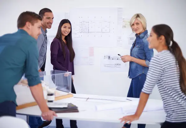アーキテクチャ ブループリント オフィスの開発チームと一緒にミーティングやチームワークを計画します 職場における男女建築グループとの建設 コラボレーション 建設モデル — ストック写真