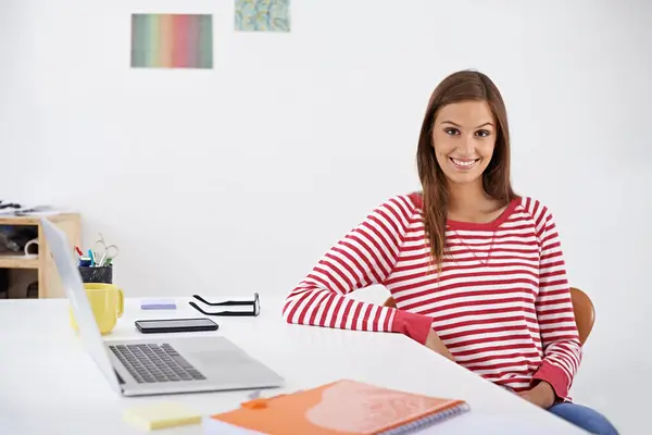 调色板 笔记本电脑和有色彩的商业女性肖像 用于计划 创意和室内设计 创意创业 专业办公室和项目 模式和样板计算机上的人员 — 图库照片