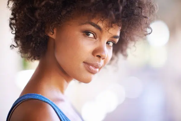 Zelfverzekerde Portret Zwarte Vrouw Buiten Met Schoonheid Natuurlijke Gloed Huid — Stockfoto