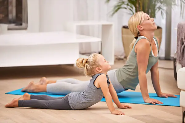 Yoga Exercice Avec Femme Enfant Dans Salon Maman Fille Coller — Photo