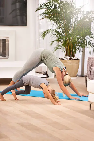 Yoga Fitness Avec Mère Fille Dans Salon Étirant Les Bras — Photo
