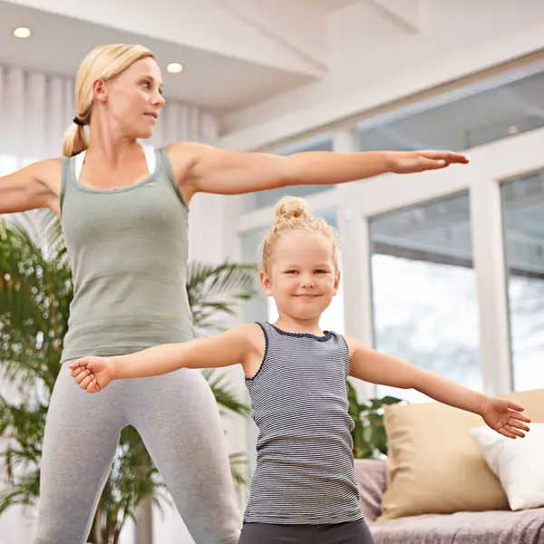 Yoga Exercice Avec Mère Enfant Dans Salon Étirant Les Bras — Photo
