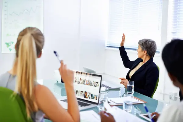 Mulheres Reunião Sala Reuniões Com Laptop Para Apresentação Com Gráfico — Fotografia de Stock