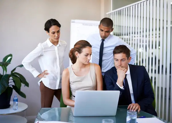 Forretningsfolk Laptop Tenkning Plan Kontor Gjennomgang Samarbeid Idé Kolleger Teamarbeid – stockfoto