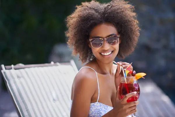 Africano Mujer Gafas Sol Con Cóctel Vacaciones Verano Relajarse Feliz — Foto de Stock