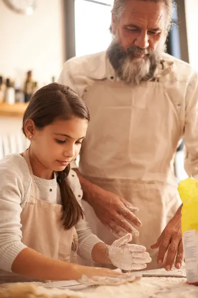 Menina Criança Avô Com Massa Cozinha Para Cozinhar Assar Ensinar — Fotografia de Stock